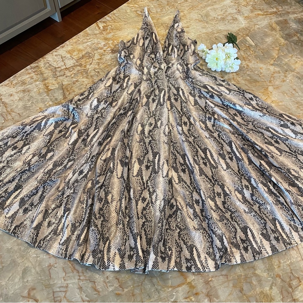 NWT Stunning Jennifer Lopez Snakeskin Deep V strappy Dress Lg